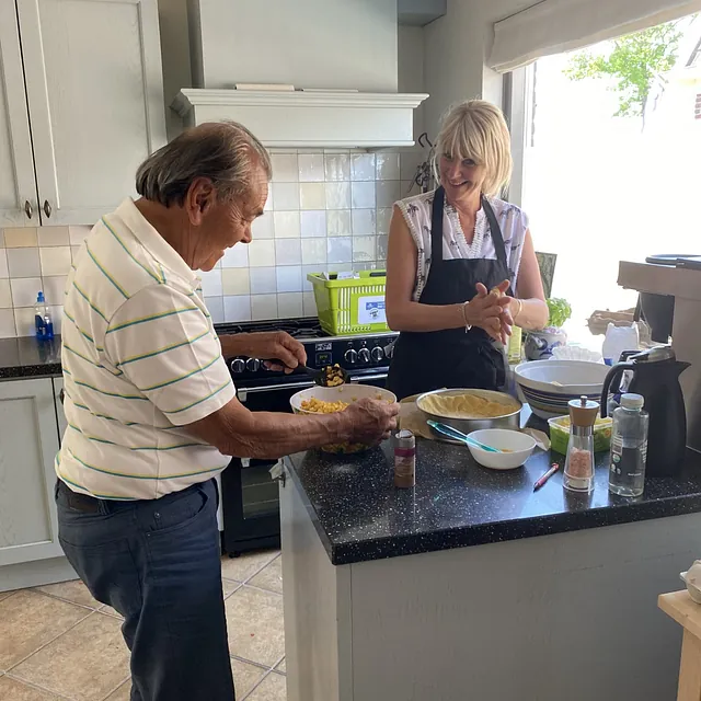 Deelnemers bereiden samen het eten in de keuken