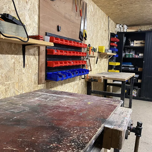 Werkplaats met houten werkbank en gereedschap